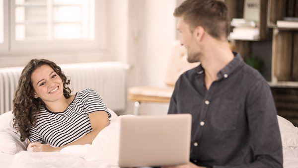 Jeune couple avec livre des comptes